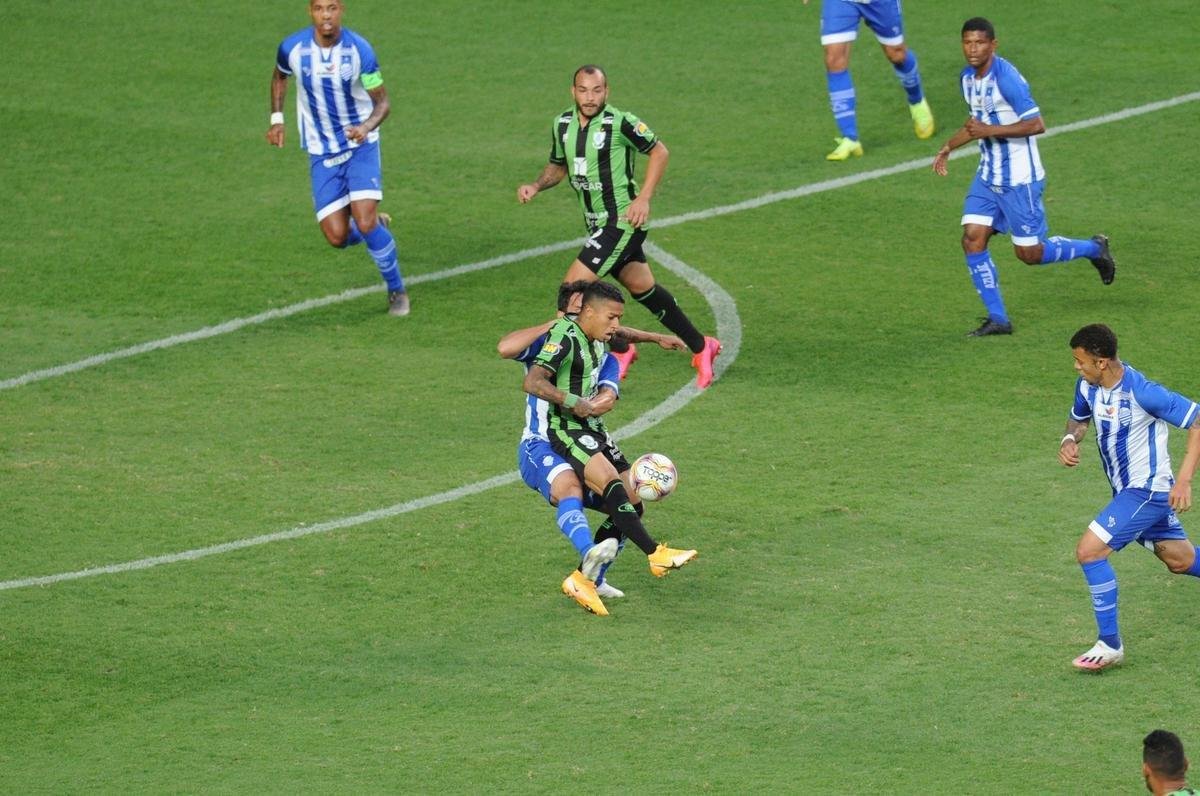 No segundo tempo, o CSA empatou com gol de cabea de Rodrigo Pimpo. Mas, logo depois, Amrica voltou  frente do placar, com gol do zagueiro Messias