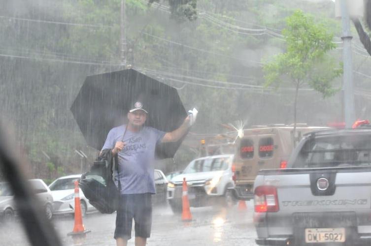 Torcedores do Atlético no entorno do Mineirão antes do jogo contra o Corinthians. Tarde/noite de chuva, trânsito ruim e filas longas no Gigante da Pampulha
