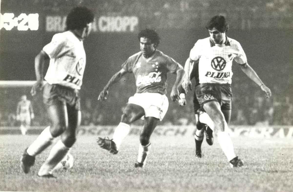 1988 - Supercopa da Libertadores - Cruzeiro foi vice-campeo ao ser derrotado pelo Racing-ARG na deciso. Imagem da partida diante do Nacional-URU, no Mineiro, no segundo jogo da semifinal.