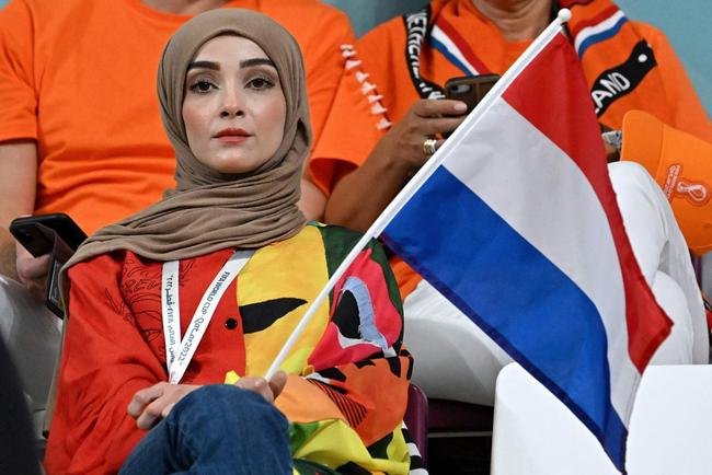 Torcedores de Holanda e Equador no jogo pelo Grupo A da Copa do Mundo.