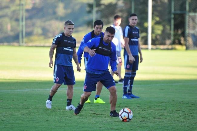 Elenco da Universidad de Chile treinou nesta tera-feira  tarde na Cidade do Galo, em Vespasiano. Time chileno se prepara para enfrentar o Cruzeiro na quinta, s 19h15, no Mineiro, pela Copa Libertadores. Tcnico Angel Guillermo Hoyos ter retornos do zagueiro Jara e do lateral-esquerdo Beausejour