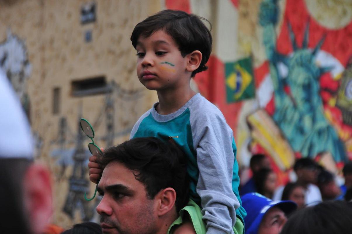 Movimento na Rua Alberto Cintra, em BH, durante jogo do Brasil contra a Srvia, pela abertura da Copa do Mundo do Catar