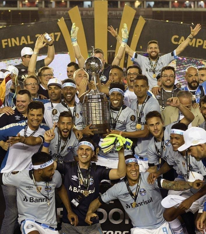 Capito Pedro Geromel ergueu a taa do Grmio em mais uma conquista continental