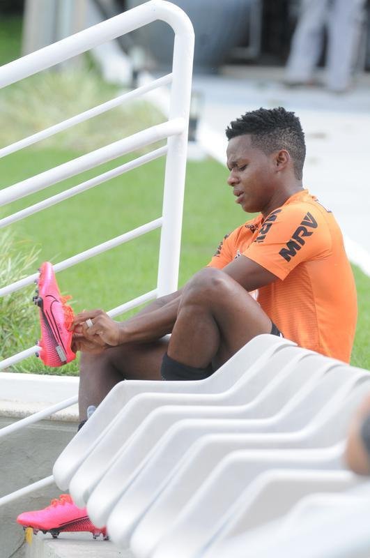 Treino do Atltico nesta segunda-feira, na Cidade do Galo, contou com a volta do meia  Juan Cazares. Direo no chegou a acordo para vend-lo a clube saudita. Tcnico Rafael Dudamel relacionou 23 jogadores para a viagem a Santa Fe, local da estreia na Sul-Americana, quinta-feira, contra o Unin-ARG. Jogador equatoriano ficou fora da lista.