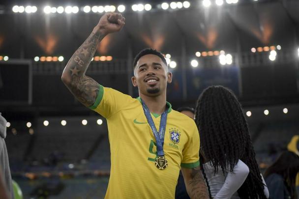 Seleção Brasileira derrota Peru por 3 a 1, conquista Copa América e ergue a taça no Maracanã; veja as fotos da festa do Brasil