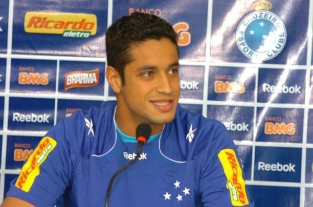 Em agosto de 2010, Leo chegou ao Cruzeiro aps negociao com Palmeiras, que recebeu R$ 1 milho mais os direitos econmicos de Leandro Amaro. Desde ento, o zagueiro no saiu mais do clube. J so 335 jogos e 19 gols, com sete ttulos conquistados: trs edies do Mineiro, duas da Copa do Brasil e duas do Brasileiro.