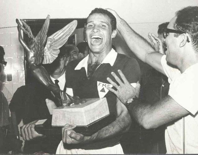 23/02/1963 - Seleo Mineira de Futebol, que venceu o Campeonato Brasileiro de Futebol,  recebida em Belo Horizonte pelo governador Magalhes Pinto. O capito da equipe, Procpio, ergue a taa e posa para fotos. A Seleo Mineira sagrou-se campe vencendo a Seleo do Rio de Janeiro por 2 a 1, no Maracan, no Rio de Janeiro.