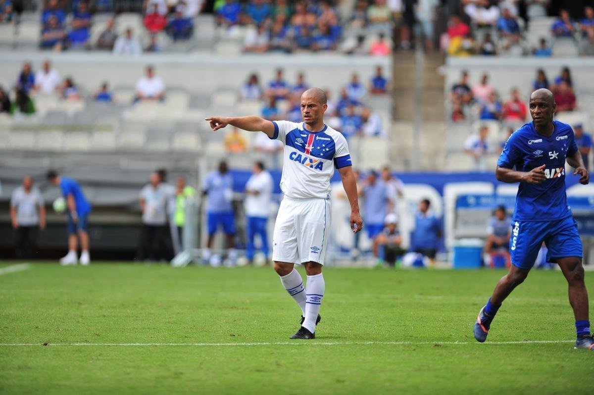 Cruzeiro: time campeo da Trplice Coroa de 2003 venceu equipe de masters por 2 a 1, neste domingo, em jogo festivo realizado no Mineiro
