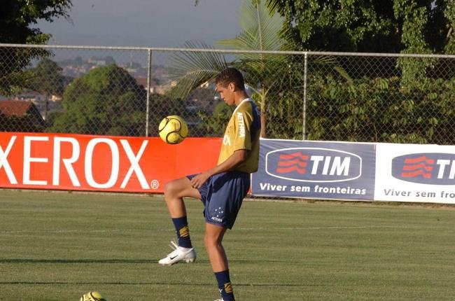 Zagueiro Maicon em seu início de carreira no Cruzeiro, no ano de 2007.