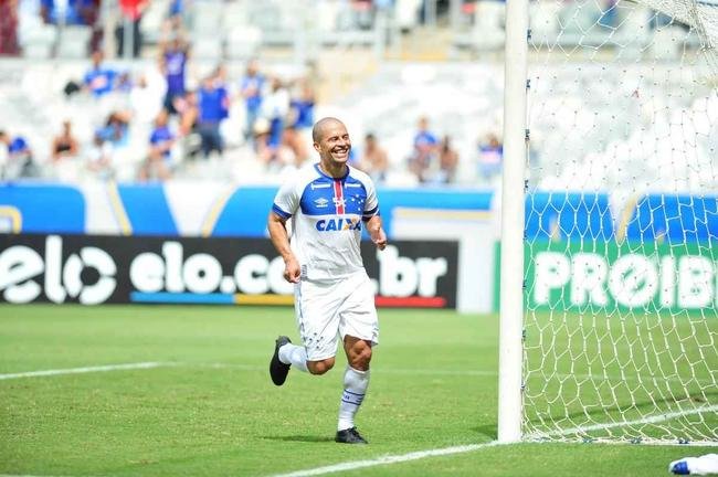 Cruzeiro: time campeo da Trplice Coroa de 2003 venceu equipe de masters por 2 a 1, neste domingo, em jogo festivo realizado no Mineiro