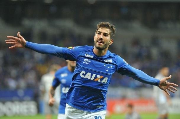 Aos dez minutos, Lucas Silva fez jogada individual e marcou o 2 gol do Cruzeiro em chute de fora da rea