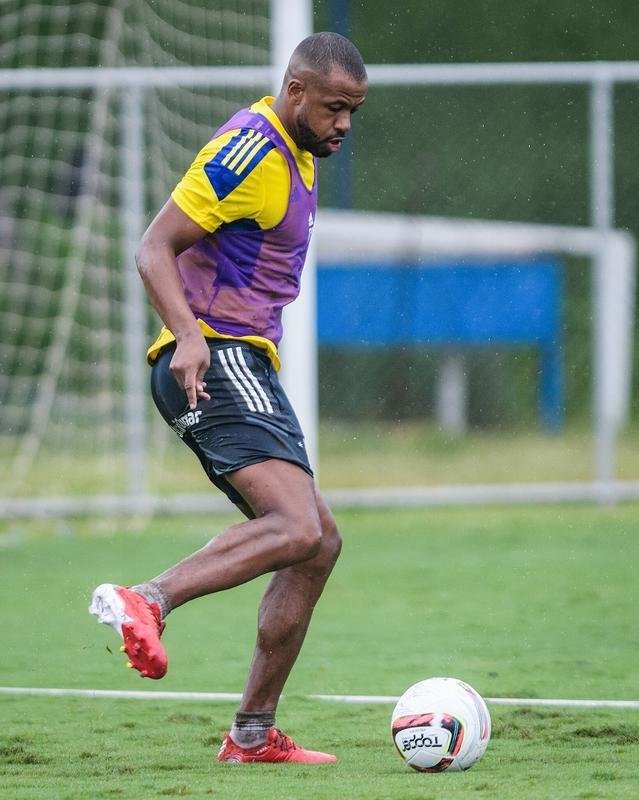 Imagens do treino do Cruzeiro neste sbado (8), sob forte chuva, na Toca da Raposa II, em Belo Horizonte
