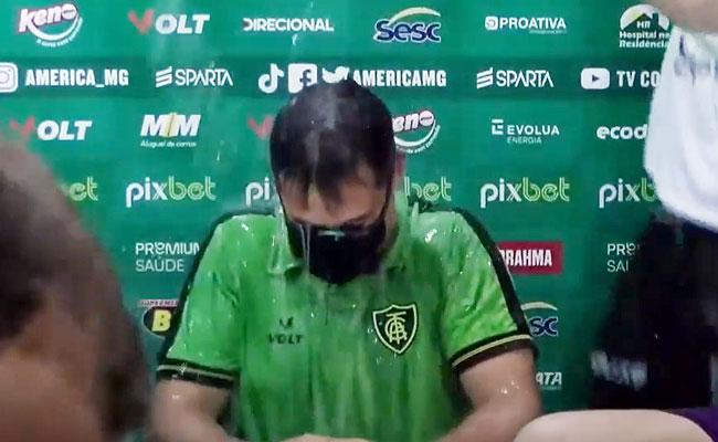 Marquinhos Santos foi festejado pelo elenco e ganhou banho gelado