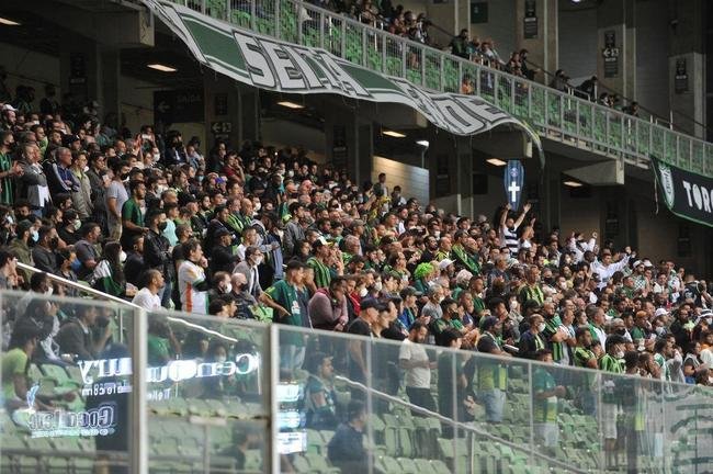 Fotos da torcida do Amrica na partida contra o Grmio, no Independncia, em BH, pela 32 rodada do Campeonato Brasileiro de 2021
