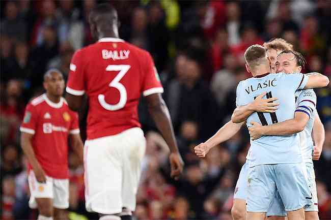 Vlasic comemora classificao do West Ham diante dos reservas do Manchester United em Old Trafford