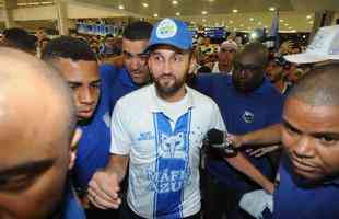 Atacante argentino Barcos foi recebido por dezenas de torcedores do Cruzeiro no aeroporto de Confins, na Grande Belo Horizonte. Jogador de 34 anos assinou vnculo com o clube mineiro por uma temporada