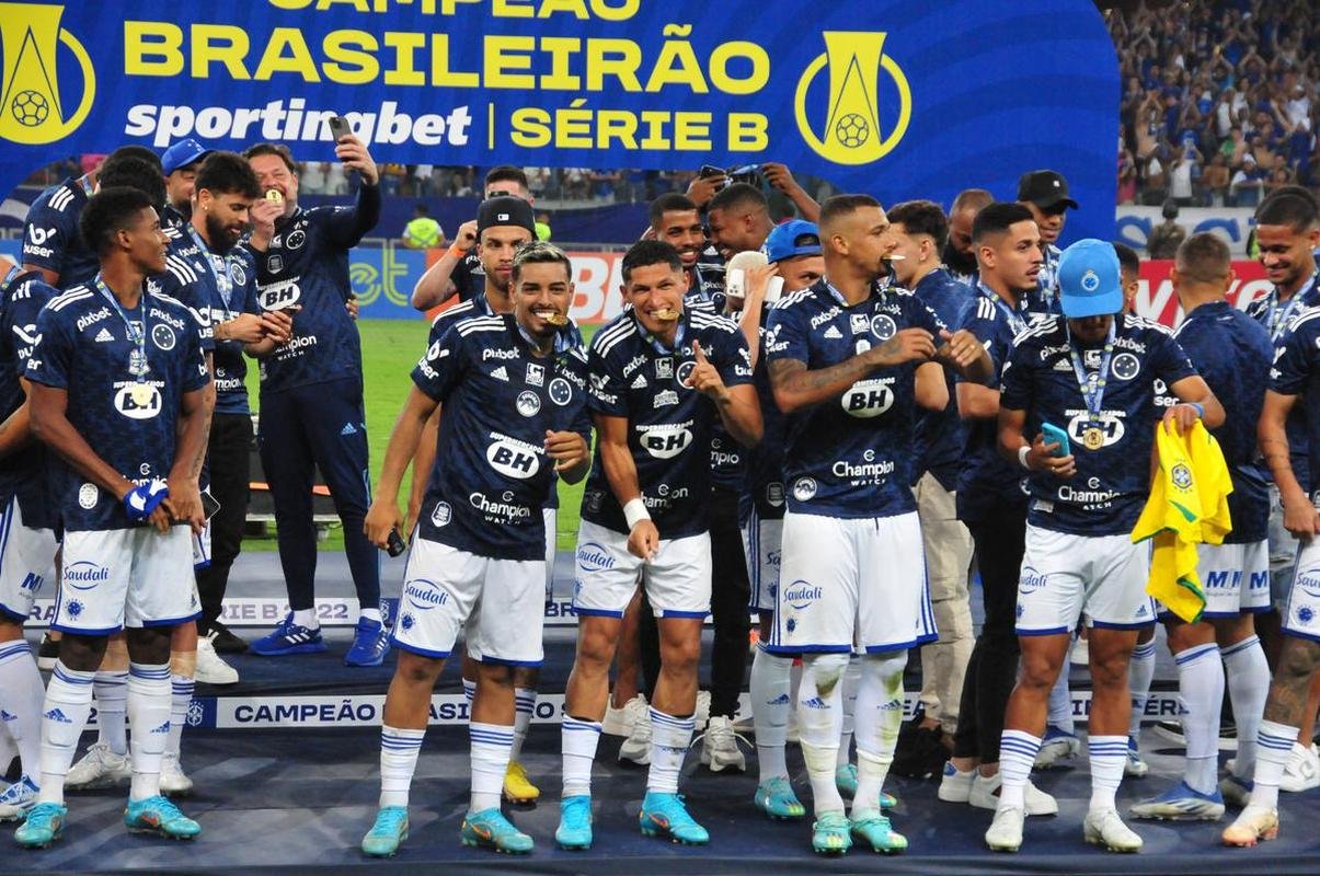 Cruzeiro levanta a taa da Srie B e faz festa no Mineiro