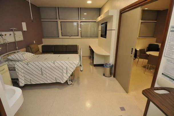 Neymar passará por cirurgia e ficará internado no Hospital Mater Dei, em Belo Horizonte. Craque do PSG e da Seleção Brasileira será instalado no 13º andar e usufruirá de suíte com toda estrutura para a família. Na foto, o quarto do astro.