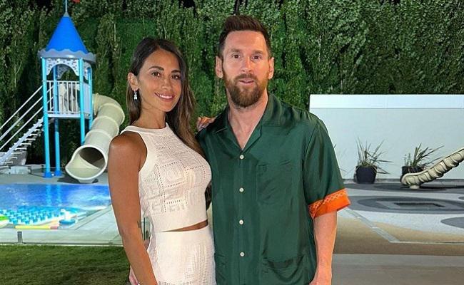 Messi utilizou uma roupa diferente do habitual na comemorao de rveillon ao lado da famlia