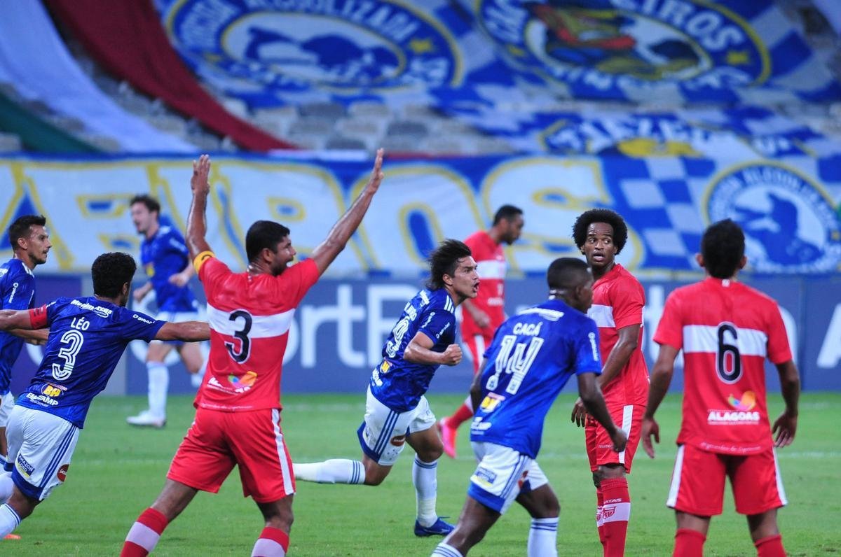Fotos do duelo entre Cruzeiro e CRB, no Mineiro, em Belo Horizonte, pela oitava rodada da Srie B do Brasileiro
