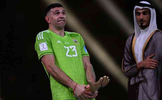 Emiliano Martnez respondeu vaias com gesto obsceno com aps receber trofu de Luva de Ouro da Copa do Mundo
