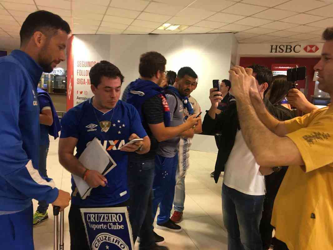 Jogadores do Cruzeiro so recepcionados por torcedores em desembarque na Argentina (Tiago Mattar/Superesportes)