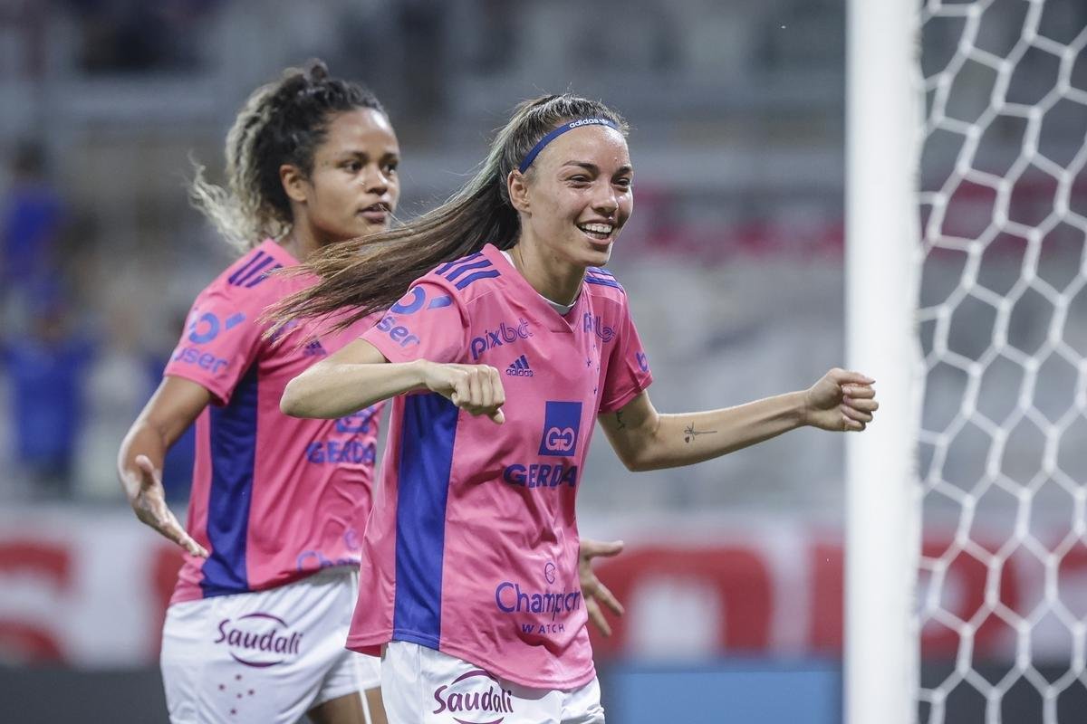 Em preliminar de Cruzeiro x Ituano pela Srie B, o time feminino da Raposa, conhecido como Cabulosas, goleou o Araguari por 8 a 0 pela terceira rodada do Campeonato Mineiro Feminino. Equipe cruzeirense estreou o uniforme rosa, confeccionado pela Adidas em homenagem  campanha Outubro Rosa, de conscientizao contra o cncer de mama