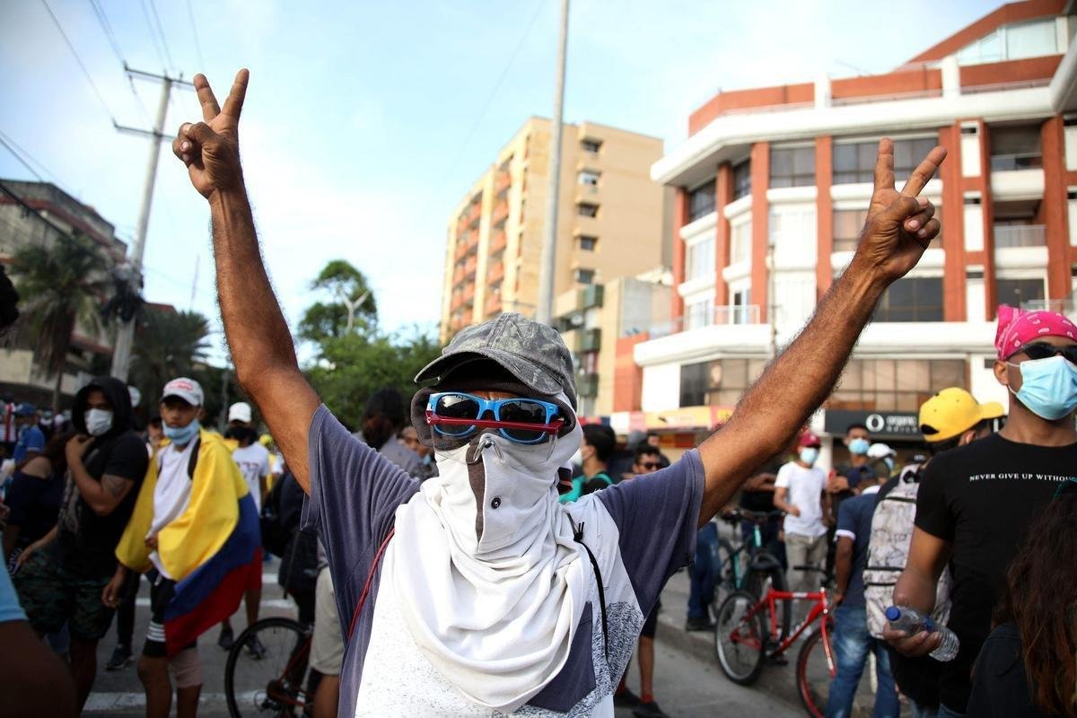 Realizao do jogo entre Amrica de Cli e Atltico no Estdio Romelio Martinez, em Barranquilla, pela Copa Libertadores, indignou manifestantes que protestam contra o governo do presidente Ivn Duque. Pas vive caos social, com greves, paralisaes, manifestaes violentas e choques com a polcia. Ainda assim, Conmebol confirmou partida, o que gerou revolta.