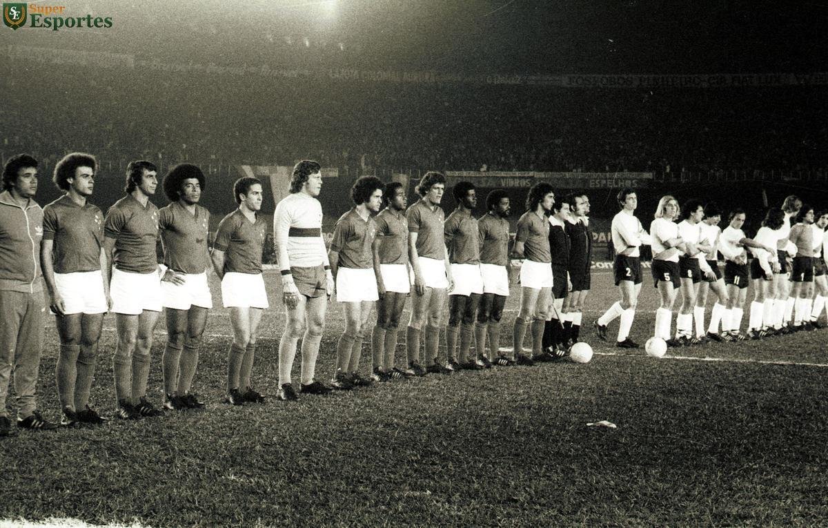 Cruzeiro campeão da Libertadores de 1976. Nesse duelo contra o River Plate, no Mineirão, celestes venceram por 4 a 1. Cruzeiro atuou com Raul; Nelinho, Morais, Darci Menezes, Vanderlei, Piazza (Valdo), Zé Carlos
Eduardo (Ronaldo Drumond), Jairzinho, Palhinha, Joãozinho