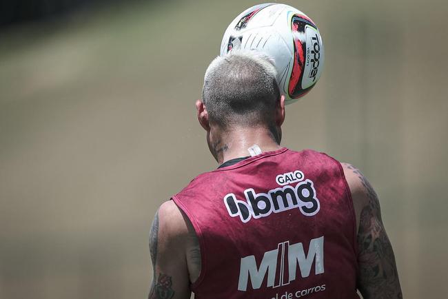 Com seriedade, mas tambm descontrao, o Atltico treinou sob sol forte na manh desta sexta-feira (21), na Cidade do Galo, em Vespasiano. Este foi o quinto dia de pr-temporada para o clube mineiro em 2022, sob o comando do tcnico argentino Antonio 'El Turco' Mohamed. Novas baixas, o volante Allan e o atacante Keno testaram positivo para COVID-19 e no participaram das atividades (ambos cumprem perodo de sete dias de isolamento social).