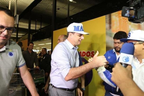 Novo treinador do Cruzeiro, Rogério Ceni desembarcou em Confins na manhã desta terça-feira e recebeu apoio de torcedores