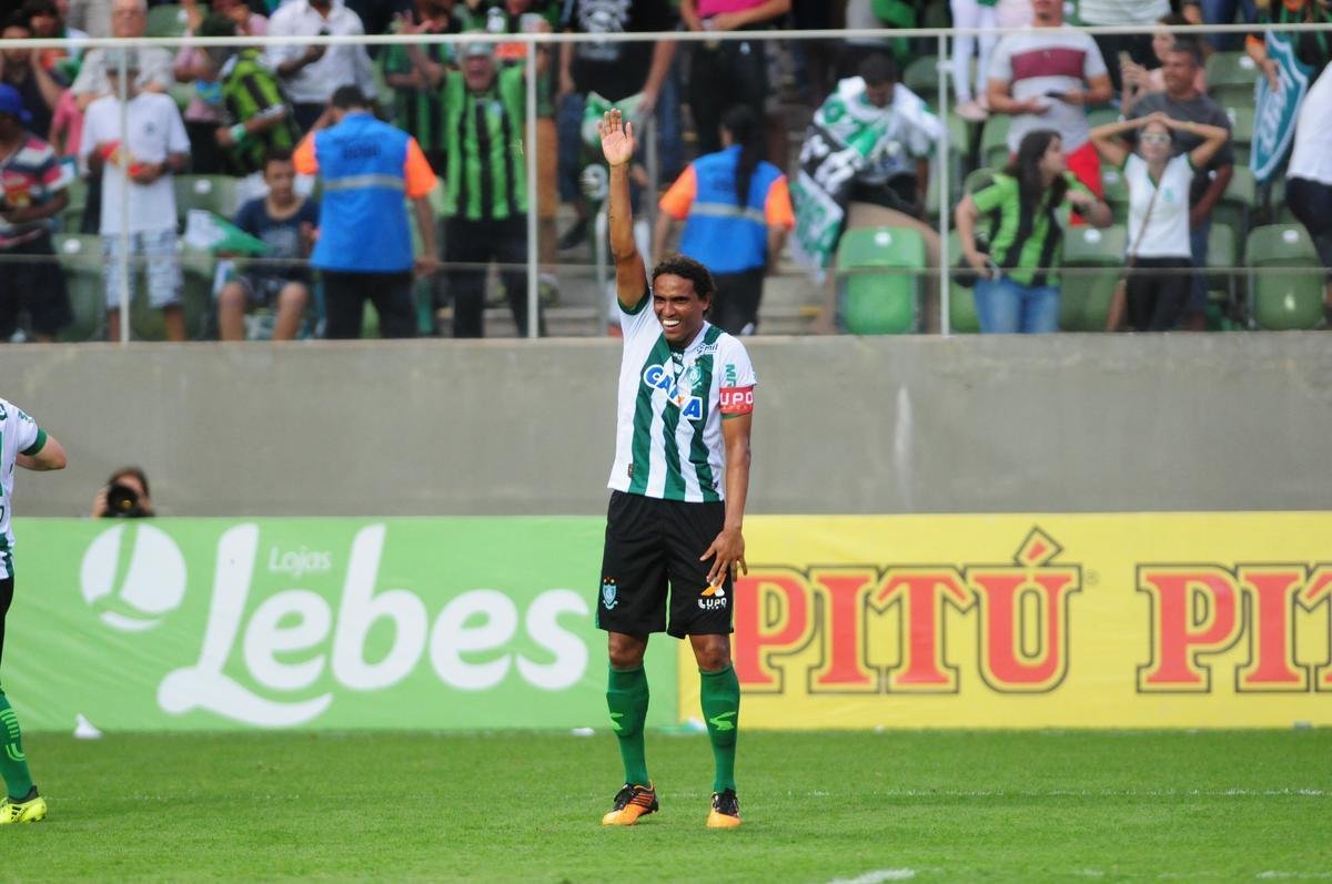 Rafael Lima (zagueiro) - ex-jogador da Chapecoense, foi apresentado no Coelho em janeiro e assinou um contrato de dois anos. Capito do elenco campeo da Srie B, marcou em toda a temporada seis gols em 53 partidas.