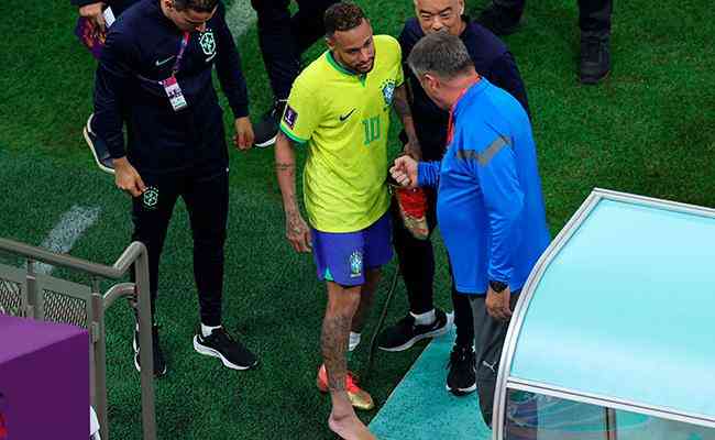 Neymar deixou jogo contra a Srvia com tornozelo direito bastante inchado