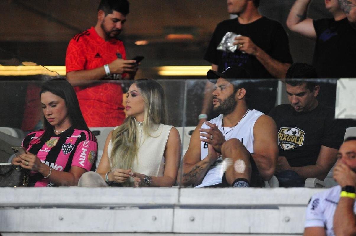Lesionado na panturrilha, atacante Hulk compareceu ao jogo com a esposa Camila ngela e a filha Zaya