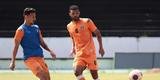 Jogadores do Santa Cruz treinaram no est�dio do Arruda, j� apresentando trabalhos com bola no gramado, sob a supervis�o do t�cnico Itamar Sch�lle. Todos os atletas e os membros da comiss�o t�cnica seguem submetidos �s medidas de afastamento social.