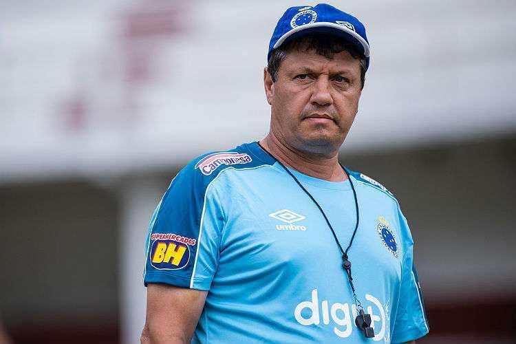 Adilson Batista: Aps um tempo longe dos gramados, Adilson votou ao mercado h cerca de dois anos, passando por Amrica/MG, Cear e Cruzeiro, de onde saiu no inicio deste ano, aps mau incio no Mineiro.