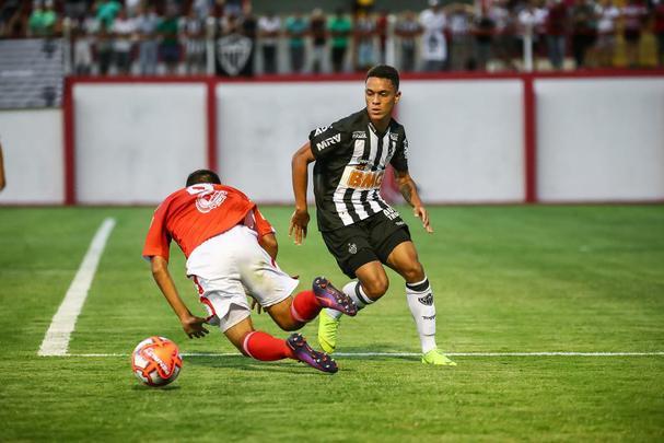 Veja imagens do jogo entre Tombense e Atltico