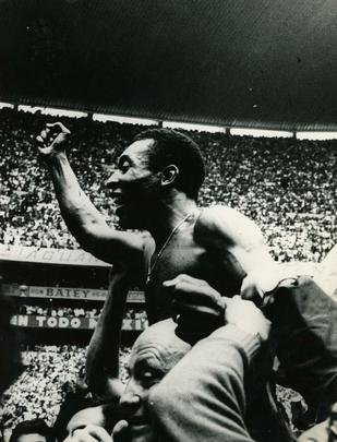 Na final, Brasil goleou a Itália com gols de Pelé, Gérson, Jairzinho e Carlos Alberto, que ergueu a taça no Estádio Azteca, na Cidade do México
