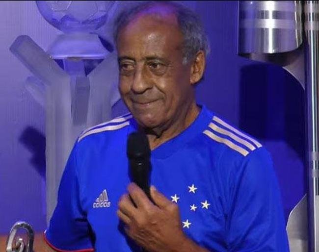 Cruzeiro lanou oficialmente sua nova camisa do ano do centenrio nesta quinta-feira com a presena do dolo histrico Dirceu Lopes e apresentao de Gustavo Nolasco, colunista do Superesportes e do Estado de Minas