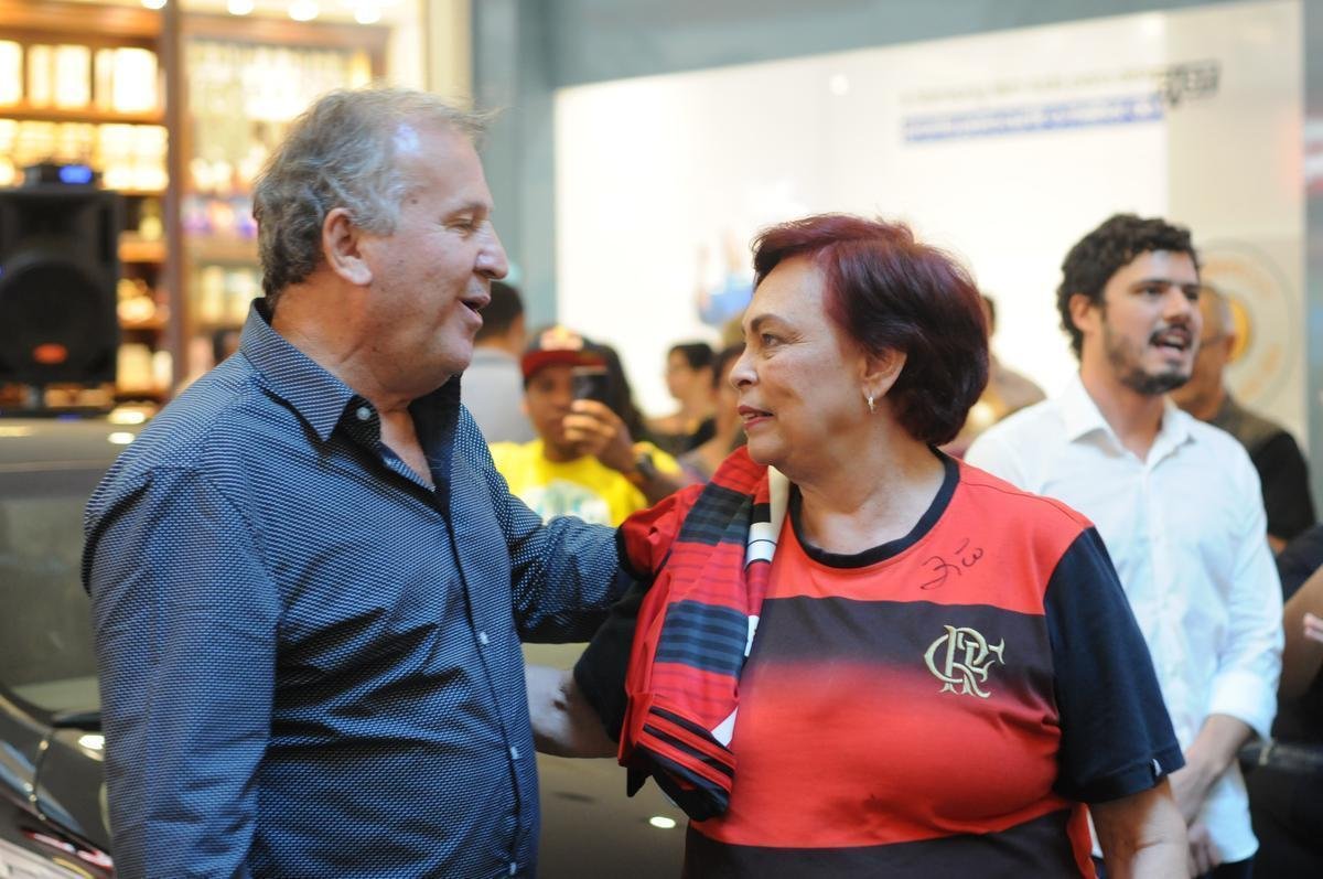 Zico participou de tarde de autgrafos em BH e atendeu torcedores, em sua maioria do Flamengo
