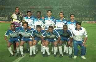 Escalao do Cruzeiro no jogo 1 da final da Libertadores de 1997, contra o Sporting Cristal, em Lima (Ricardinho agachado,  esquerda) 
