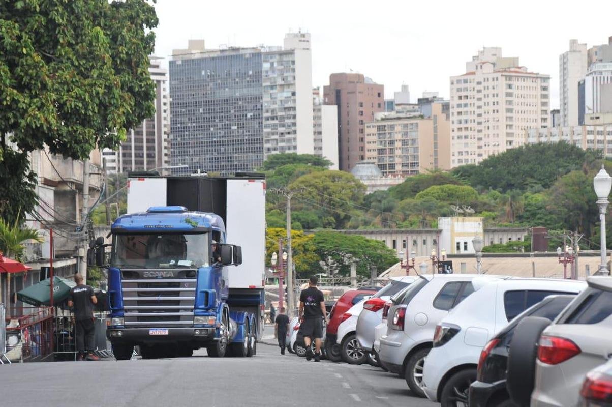Carreta ficou travada e teve risco de tombar na esquina da Rua Sapuca com a Avenida do Contorno, no bairro Floresta, regio central de BH