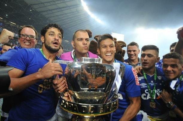 Depois da vitria por 5 a 3 nos pnaltis, que teve Fbio como heri, jogadores e comisso tcnica comemoraram muito no gramado do Mineiro. Capito Henrique ergueu a taa do penta no Gigante