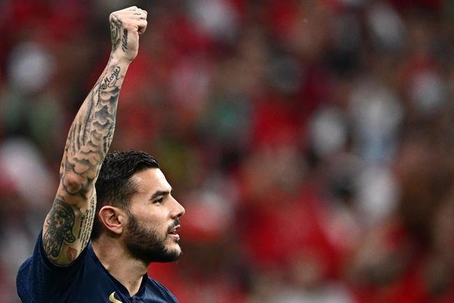 Fotos do gol de Theo Hernndez para a Frana na semifinal contra o Marrocos