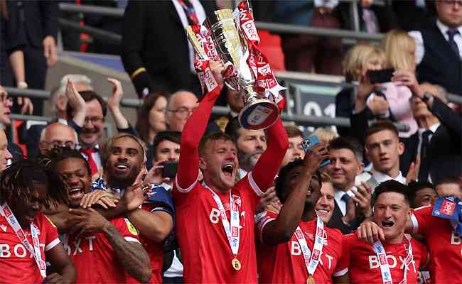 Nottingham Forest festeja a taça da final do playoff e a volta à Premier League