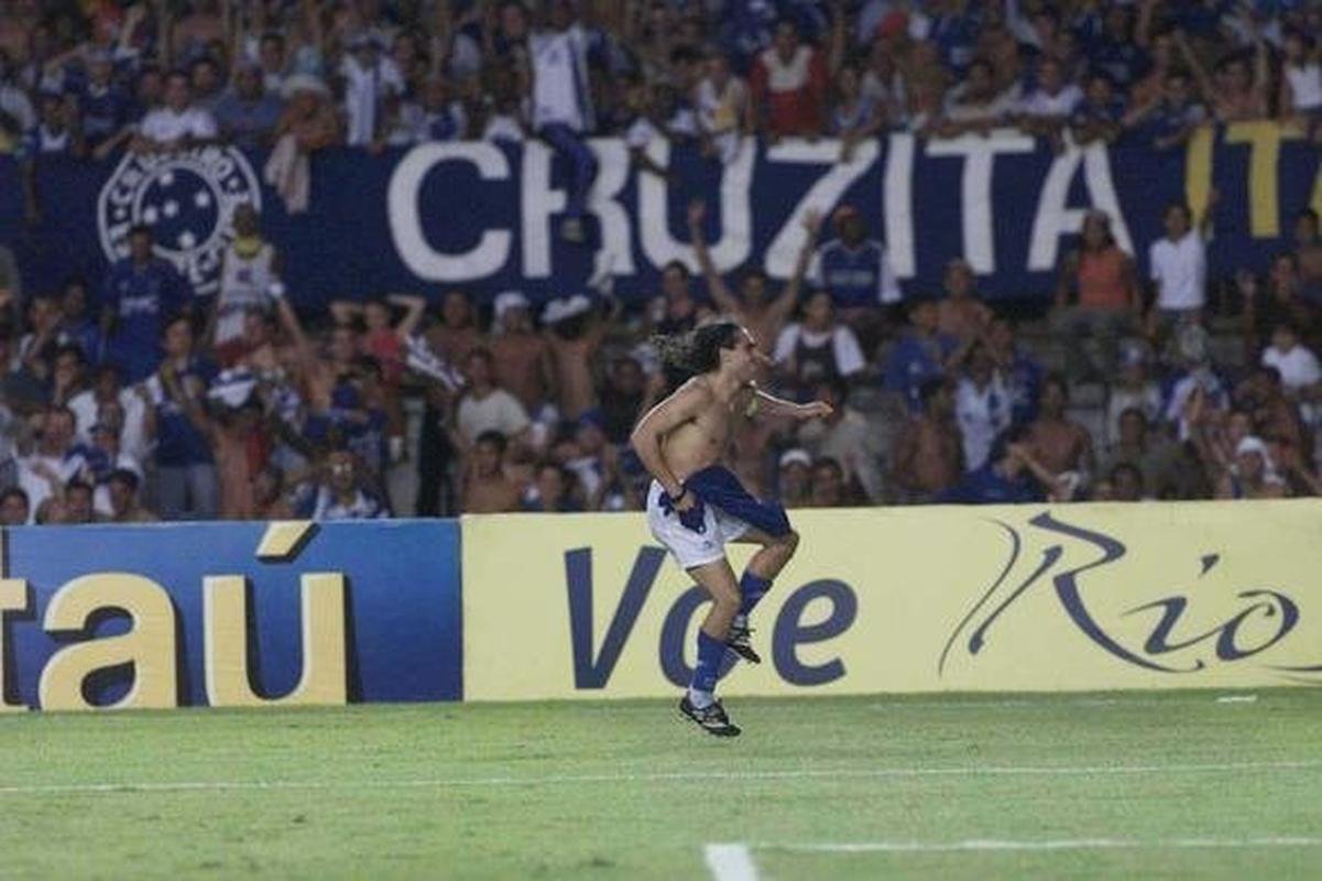 ...e Sorn sai comemorando o gol junto com os 70 mil presentes no Mineiro!