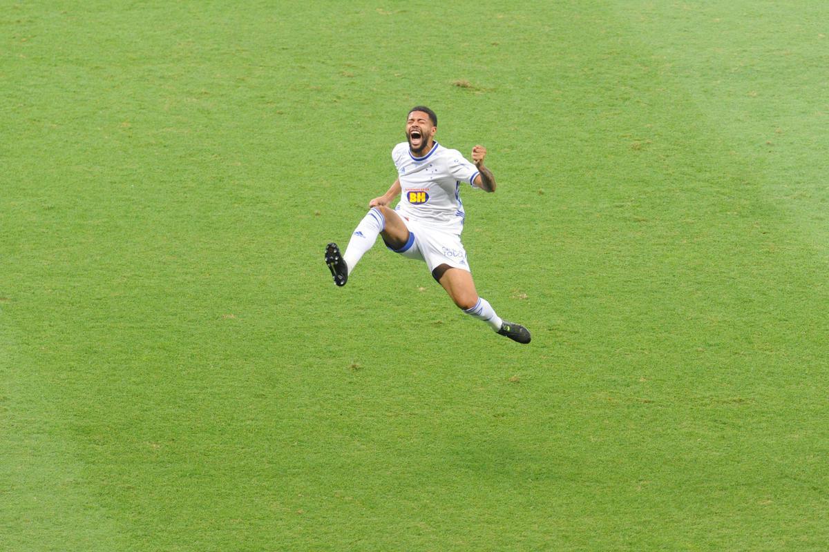 Fotos do jogo entre Cruzeiro e Ponte Preta, no Mineiro, em Belo Horizonte, pela 12 rodada da Srie B do Campeonato Brasileiro