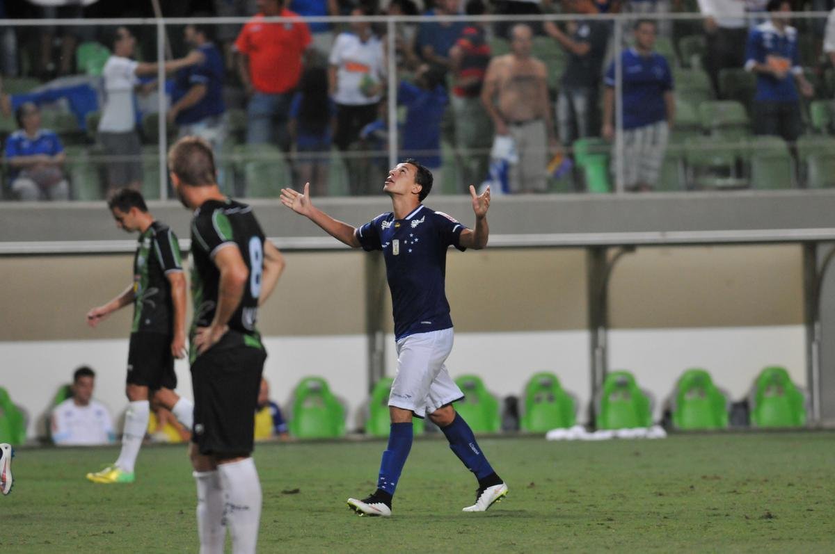 O Cruzeiro venceu o Amrica por 2 a 0, no dia 22 de maro de 2015, no Independncia, em Belo Horizonte, pela 9 rodada do Campeonato Mineiro. Os gols da Raposa foram marcados por Alisson e Leandro Damio.