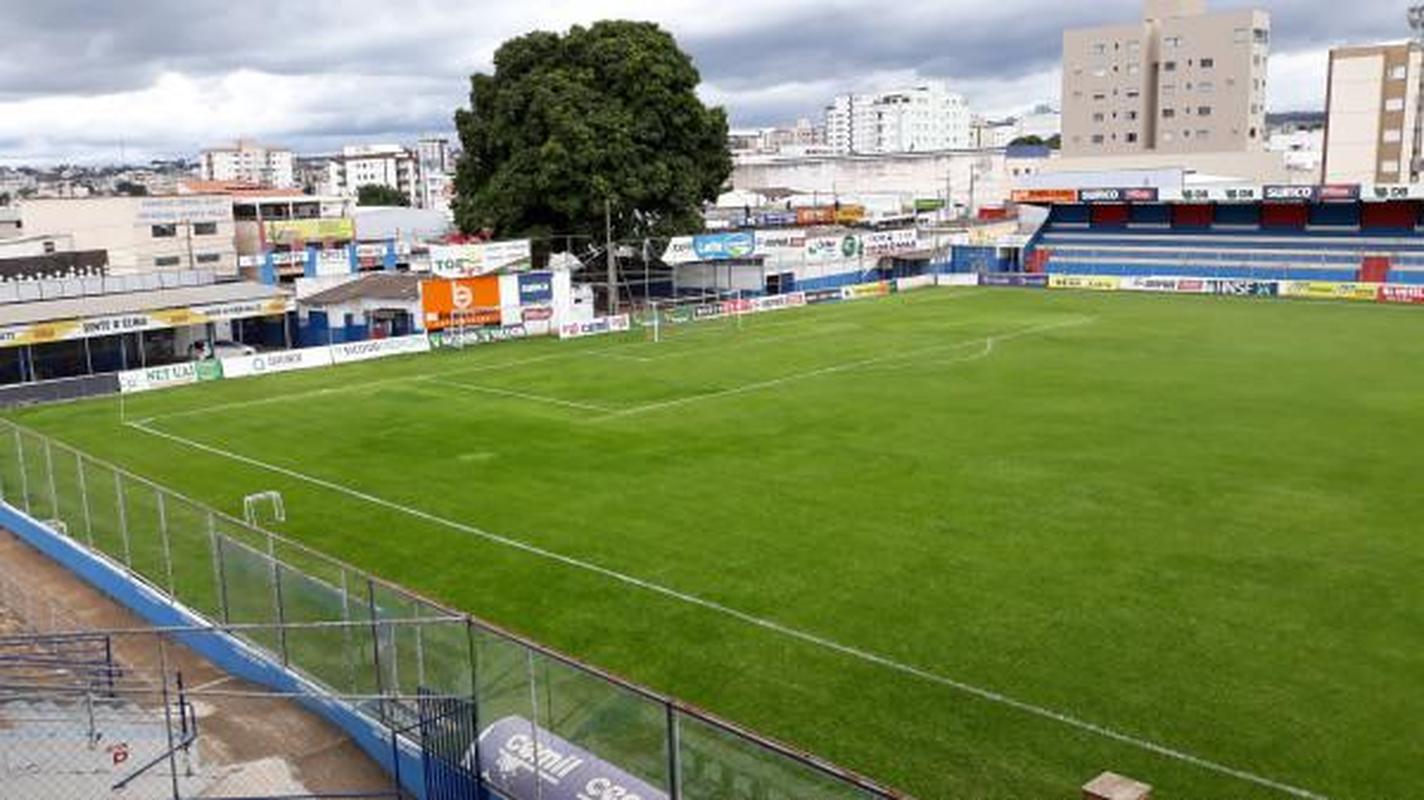 O estdio Zama Maciel, em Patos de Minas, pertence  URT. Atualmente, a capacidade de pblico  de 5.500 torcedores.