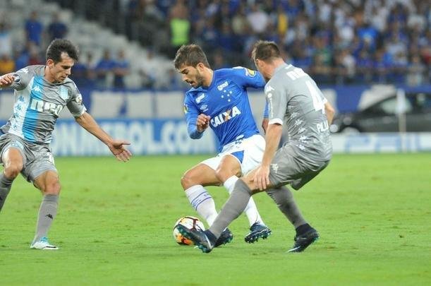 Aos dez minutos, Lucas Silva fez jogada individual e marcou o 2 gol do Cruzeiro em chute de fora da rea